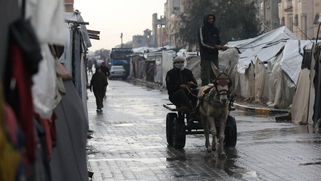 Gazze'deki çadır kamplarını vuran yağış felaketi 11